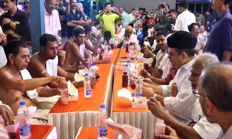 Kerala Iftar Arranged in Kasaragod Temple A Great Example of Religious Harmony